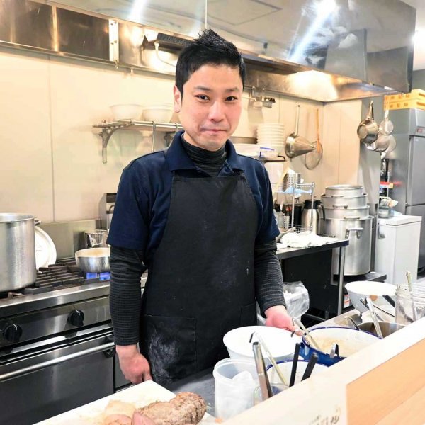 「生まれも育ちも浜田山のこの場所です」と話す、店長の江連さん