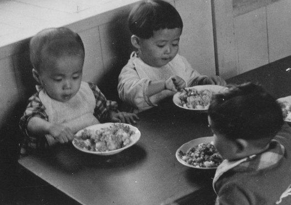 支援を受ける戦災孤児らの姿（1950年代）（写真提供：チャイルド・ファンド・ジャパン）