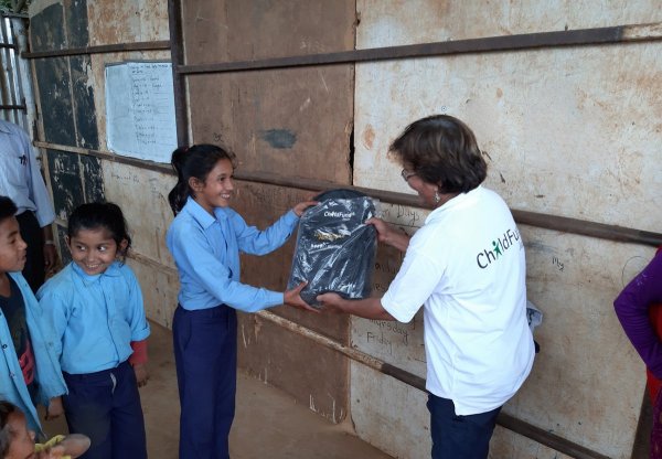 学用品を受け取るネパールの子ども（写真提供：チャイルド・ファンド・ジャパン）