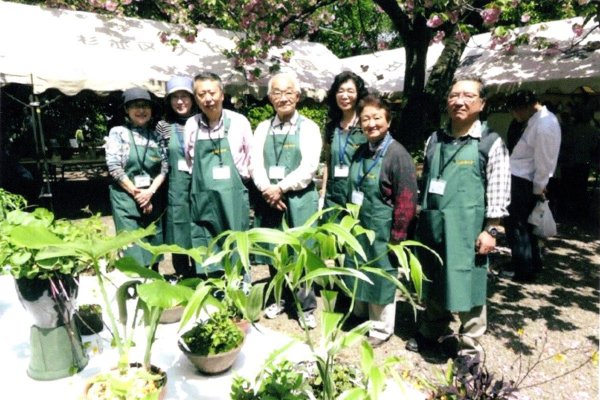 お揃いのエプロンで来場者をお迎え（写真提供：杉並野草の会）