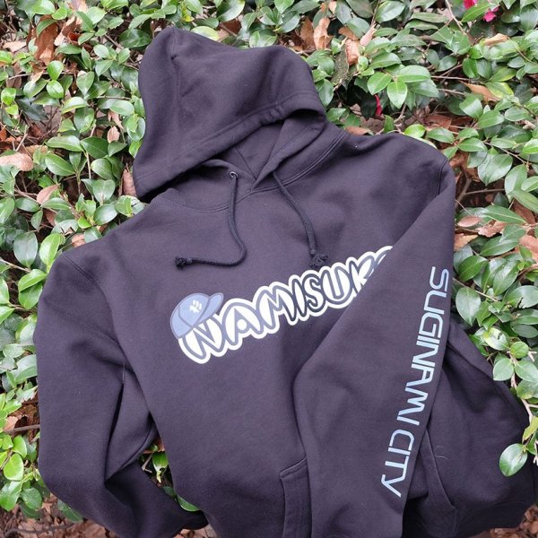 「NAMISUKE」のロゴの上にもイラストがある