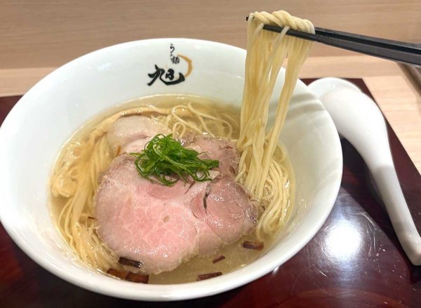 澄んだスープが食欲をそそる「塩らぁ麺」。写真は細麺