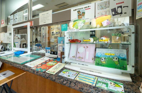 受付。なみすけグッズを求め、普段とは違う客層が訪れることも