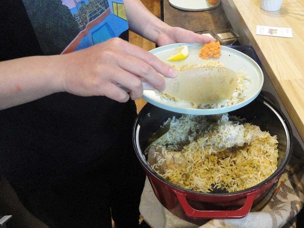 炊飯器の蓋が開くとスパイスの香りがフワッと立ち上がる