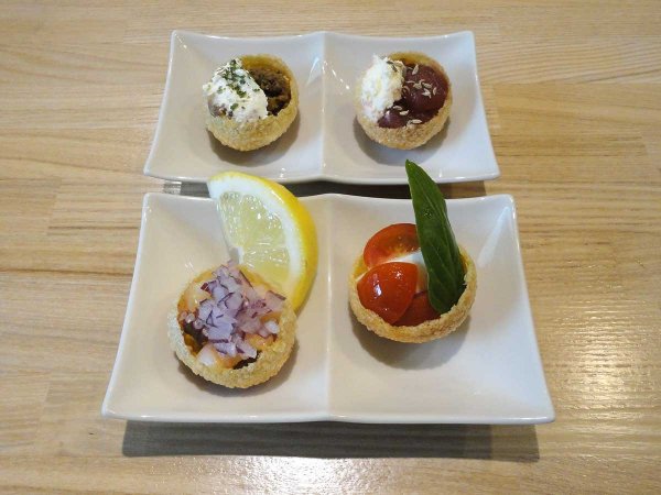 ４種の「パニプリ」。おやつやおつまみに最適。１口で食べるのがインド式