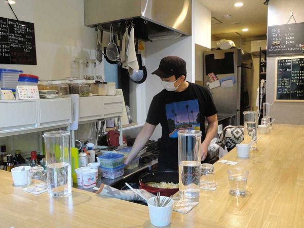 店はワンオペ。一人で切り盛りするのに丁度よいサイズとのこと