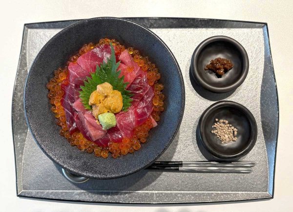 まぐろ・いくら・うにがのった「ま・い・う丼」。醤油麹と藻塩で食べる
