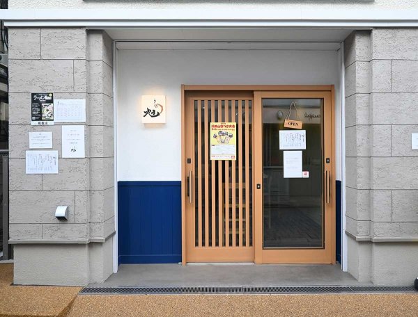 店頭に浜田山のイベントポスターが貼られていることもあり、地元愛が感じられる