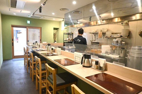 淡いグリーンの壁に彩られた明るい店内