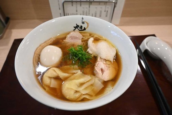 どの具から食べるか迷ってしまう、豪華な「特製醤油らぁ麺」。味玉もトロトロ