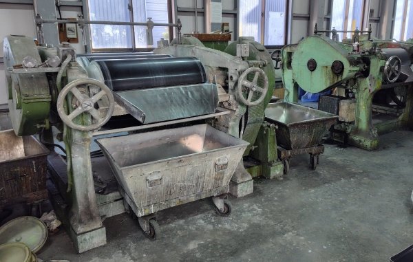 顔料を混錬するロールミル