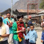 ネパールで現地の子どもたちに歓迎を受ける女性スタッフ（写真提供：チャイルド・ファンド・ジャパン）