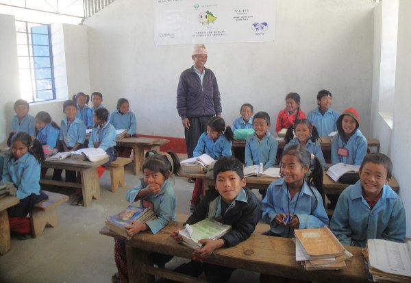 新しくなった校舎で授業を受けるネパールの子どもたち（写真提供：チャイルド・ファンド・ジャパン）