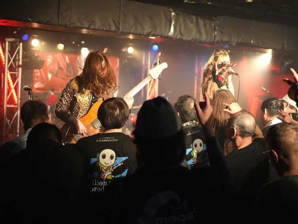 ライブ中は、音楽に合わせてなみすけＴシャツが揺れる熱い光景が見られる