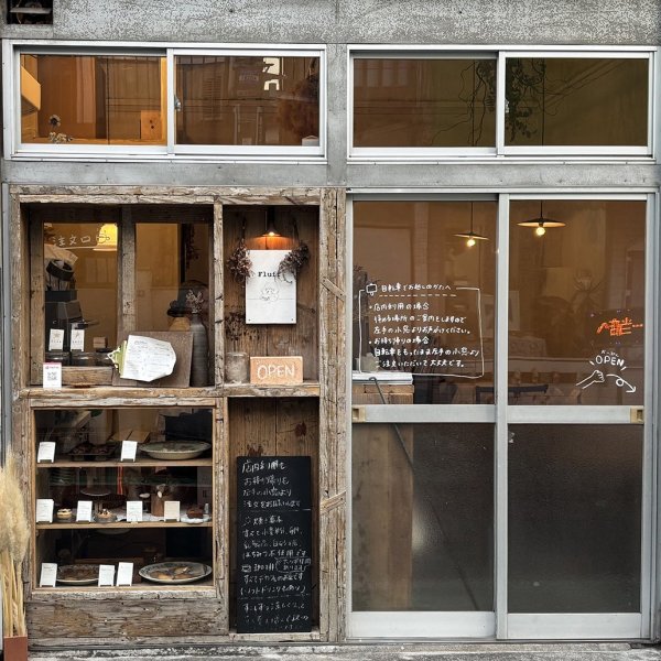 店舗外観。左側のショーケース上の窓口から注文する
