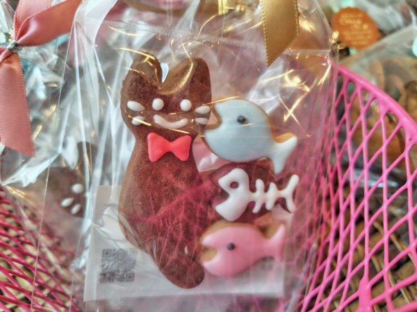 猫と魚のクッキーの詰め合わせ。カラフルな魚もかわいい