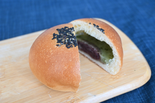 「荻窪大福ぱん（つぶあん）」。こしあんは白、つぶあんはよもぎの大福が入っている