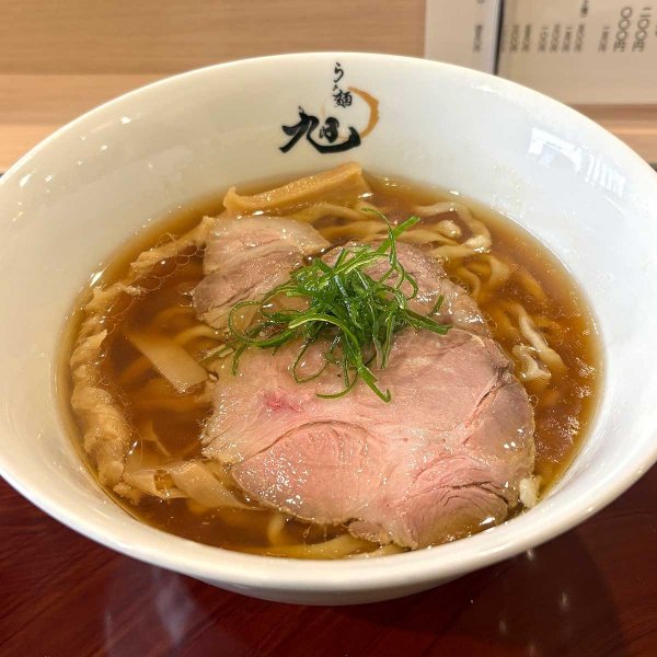 醤油らぁ麺／麺150ｇ。豚チャーシュー２種とメンマ入り。写真は手もみ麺