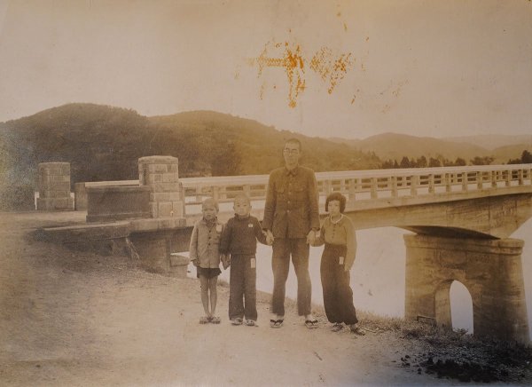 遊びに行っていた家のお兄さんと、瀬山さん姉弟（写真提供：瀬山妙子さん）