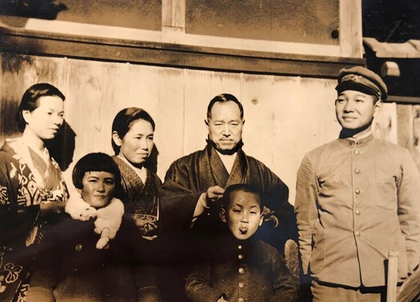 小学生の頃。前列右で舌を出しているのが味香少年（写真提供：味香興郎さん）