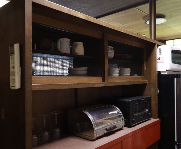 浜口ミホ設計の水屋。表裏に引き戸があり両面から出し入れ可能