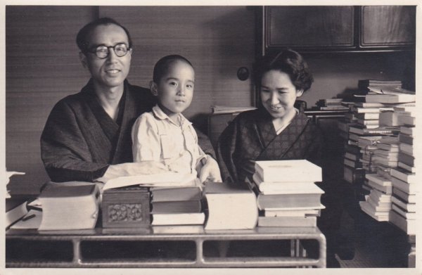 本に囲まれた部屋で、俊太郎、多喜子と。撮影年不詳（写真提供：谷川俊太郎事務所）