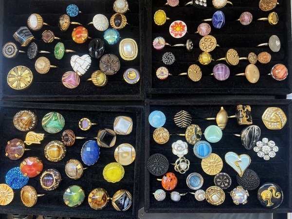 ヴィンテージ素材の持つストーリーを想像しながらアクセサリーを選ぶのも楽しい