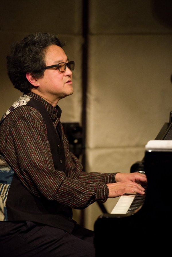 「ジャズクラブでたくさん弾いたことで、ずいぶん鍛えられたと思います」（写真提供：谷川賢作さん）