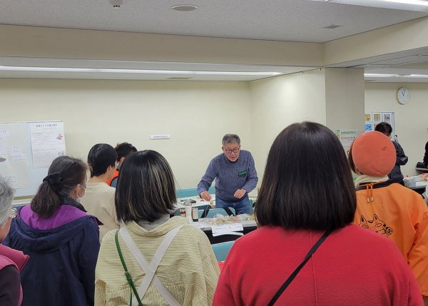 館内ツアーに参加すると、各出展者の解説を効率良く聞いて回ることができる