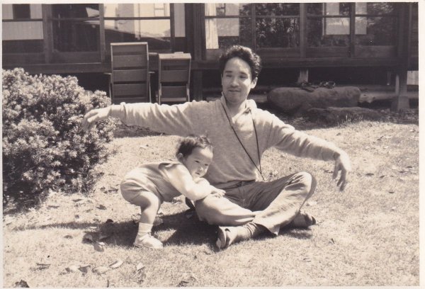 １歳の頃、成田東の家の庭で父・俊太郎さんと（写真提供：谷川俊太郎事務所）