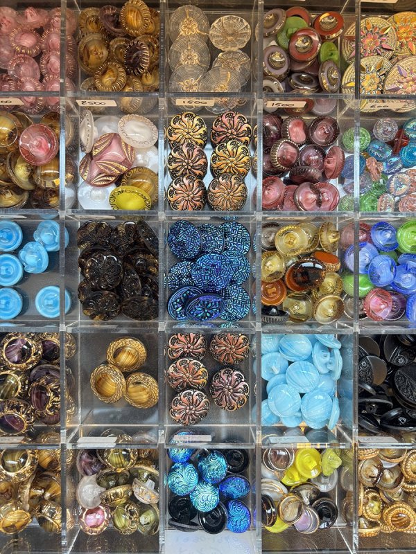 ジュエリーボックスを開けたようなときめき。多彩なヴィンテージボタンが並ぶ