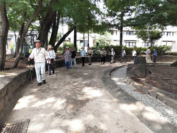 公園を歩いて健康維持を目指す「西荻ポールウォーク」。ケア24西荻で実施（写真提供：ケア24西荻）