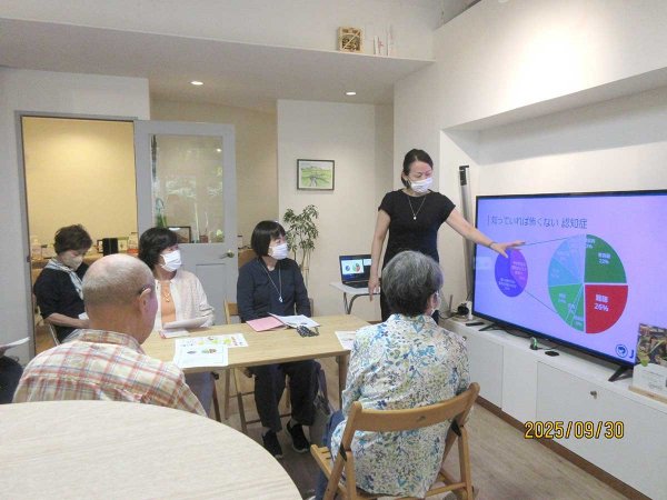 「認知症カフェ」の活動の一つ「耳よりなカフェ」。認知症と難聴の最新知見を紹介（写真提供：ケア24荻窪）