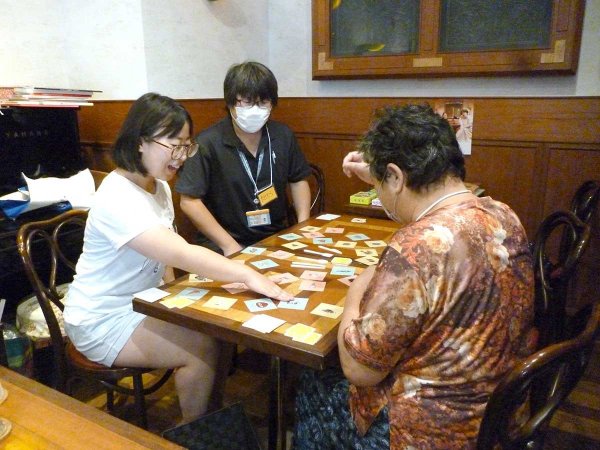 「チームオレンジ」の活動の一つ、「和泉ボードゲーム倶楽部」。カフェで開催（写真提供：ケア24方南）