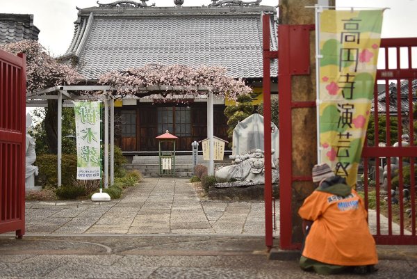 ボランティアスタッフによる会場設置。日常から非日常の一時に変る瞬間