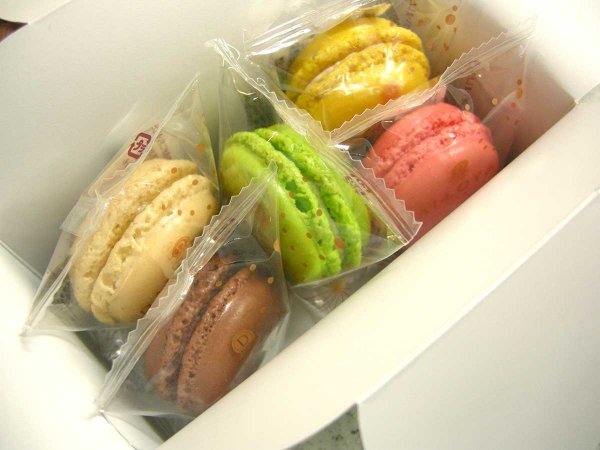 「箱を開けた瞬間にBOXのデザインとつながるよう、色彩を意識してマカロンを詰め合わせている」という