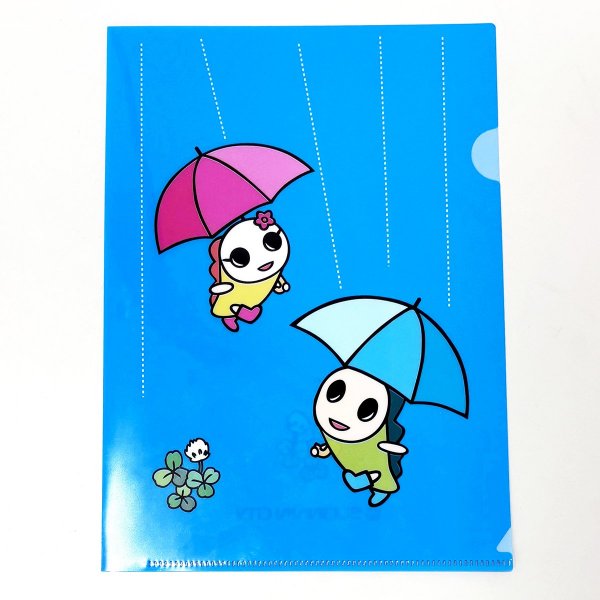 雨の中を長靴で楽しく散歩しているデザイン