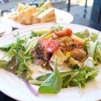 彩り豊かな「若鶏（みちのく鶏）の胡麻風味焼き・サラダ仕立て」