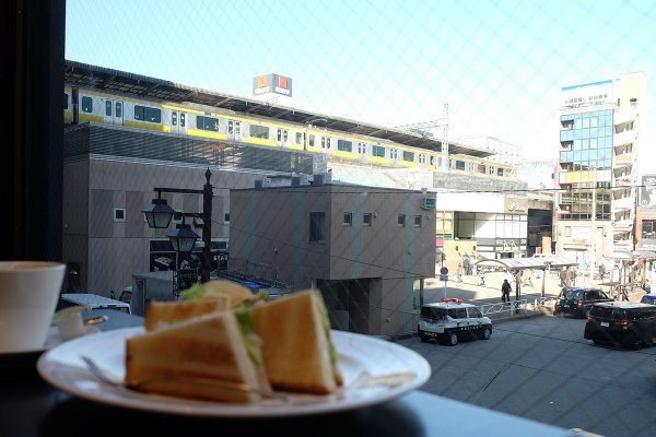 窓際の席からは電車を眺めることもできる