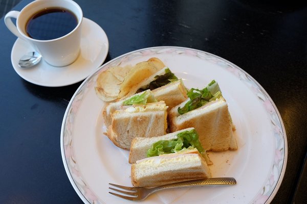 ポテトチップスが添えられた「ミックス焼きサンドイッチ」