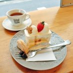 「ストロベリーケーキ」。小さな魚のクッキーがのっているのがかわいい