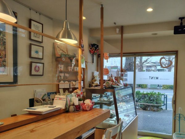 明るく温かい雰囲気が訪れる人を和ませる。カウンター席でイートインも可能