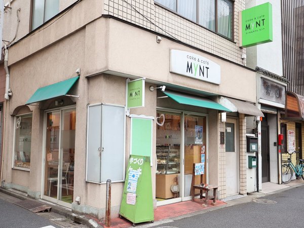 店舗外観。ミントグリーンの看板が目を引く