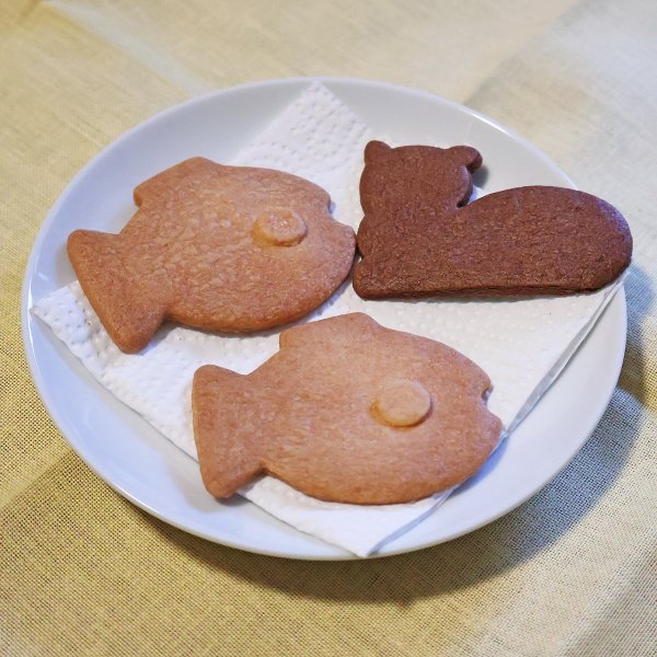 ｢おさかなクッキー」。３枚入りと５枚入りにはココア味の猫のクッキーも入る