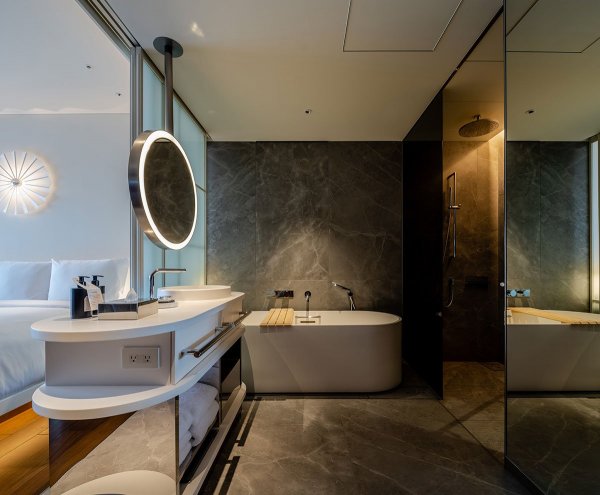 オーダーメイドユニットバス「MURO」。国内のラグジュアリーホテルなどで利用されている（写真提供：株式会社 小泉）