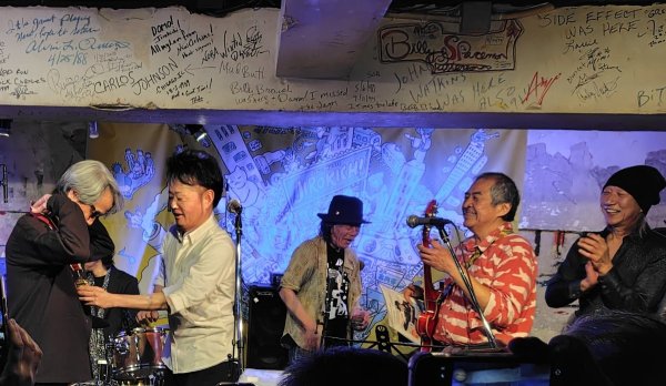 50周年記念ライブで最多出演のメダルを受け取る永井“ホトケ”隆