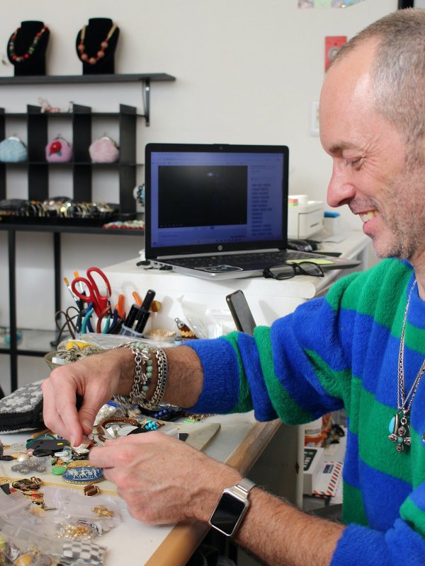 机の上のボタンは宝の山。アーメルさんの手ですてきなアクセサリーへ