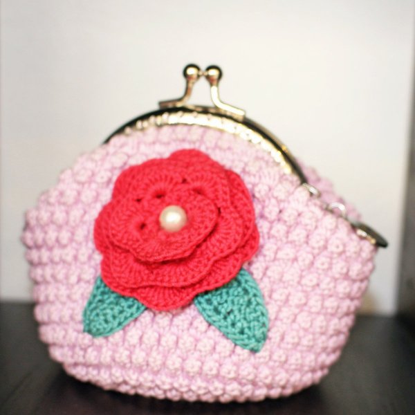 色鮮やかな手編みのポーチ