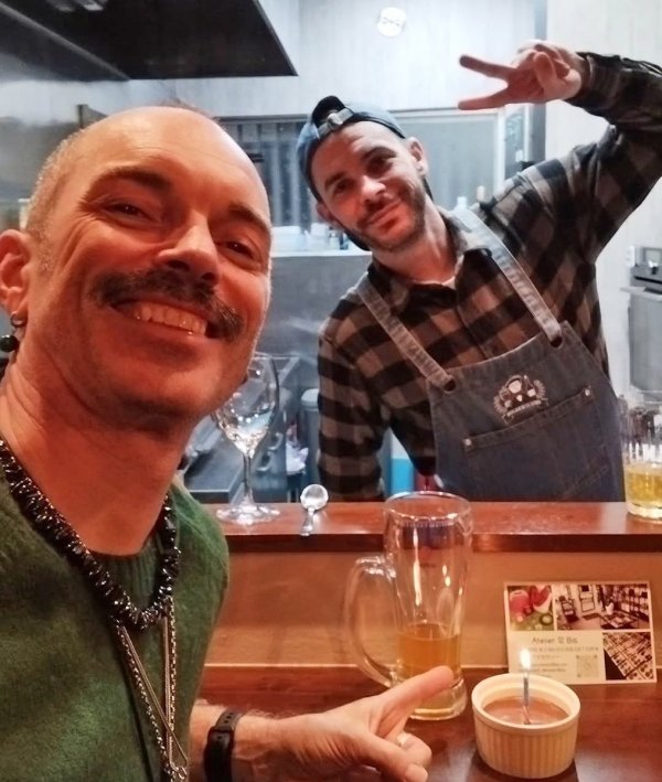 西荻窪にあるお気に入りのフレンチレストランで、仲良しのオーナーと（写真提供：アーメルさん）