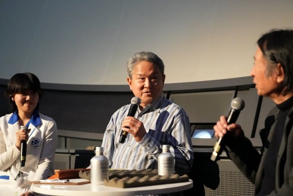 「夜はやさしい」の音楽について川崎義博さん（右）と語り合った（写真提供：日本科学未来館）